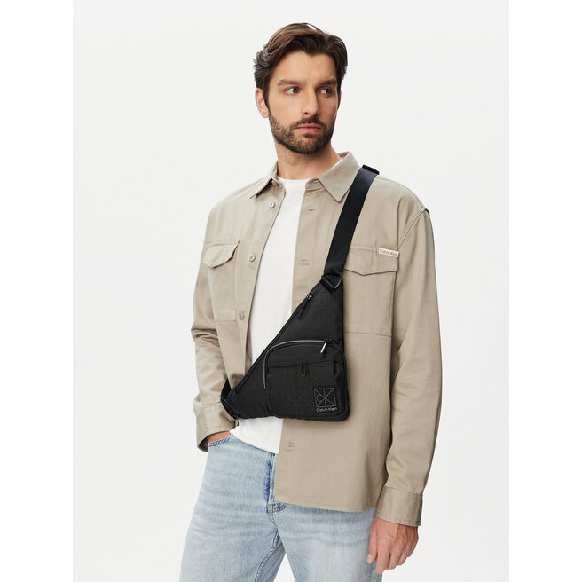 Saszetka Calvin Klein Utility Emblem Aop Crossbody LV04D3386G Czarny -