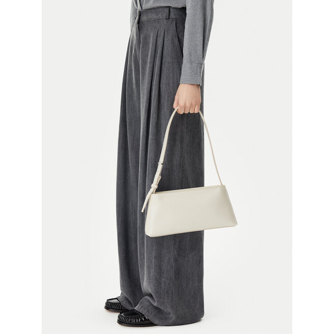 Torebka Calvin Klein Embossed Logo Shoulder Bag K60K612550 Kremowy -