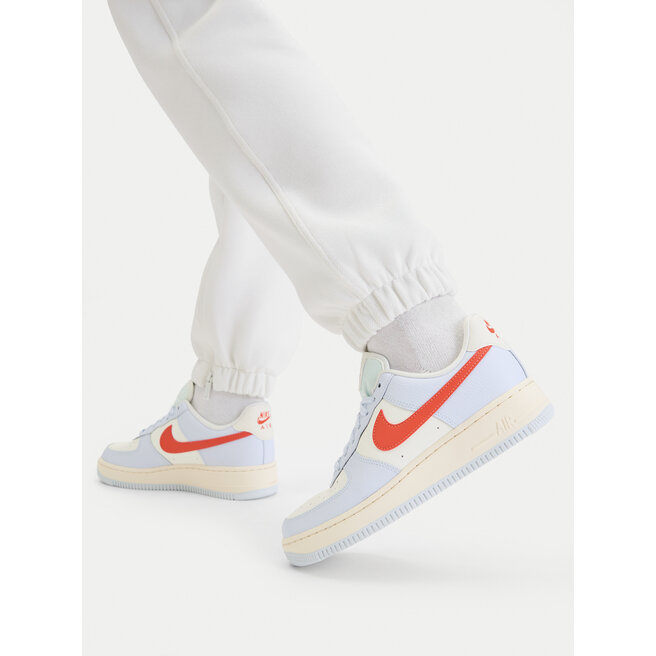 Sneakersy Nike Wmns Air Force 1 '07 HV0843 085 Błękitny - kobiece